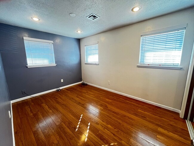 Building Photo - 4807 NW Cheyenne Ave