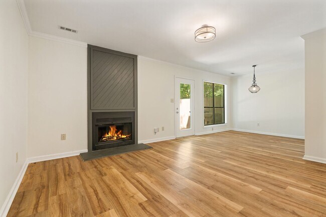 Building Photo - 3-Bedroom Townhouse in the Heart of Cary