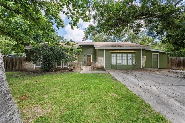 Building Photo - 7505 Shadywood Dr