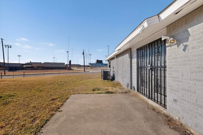 Building Photo - 136 Yorkshire Dr