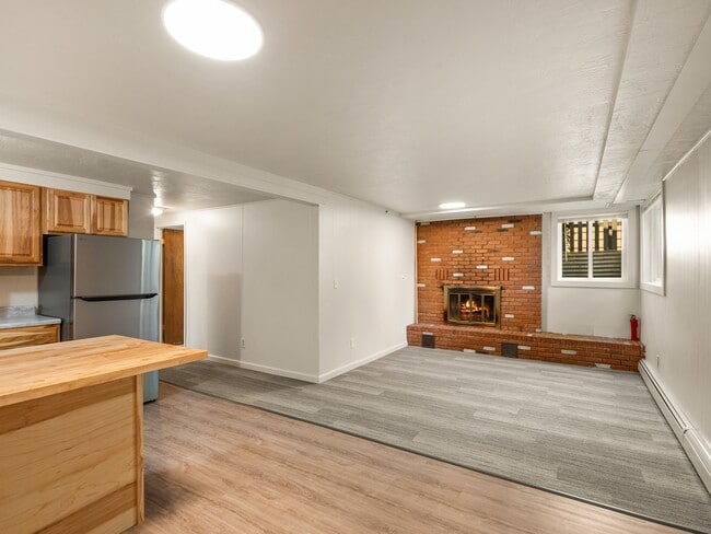 Building Photo - 515 S 11th Ave