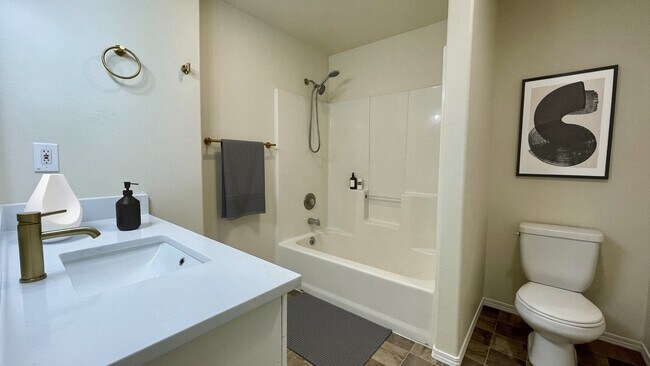 Building Photo - LUXURY DUPLEX RENTAL WITH SPACIOUS BACKYARD