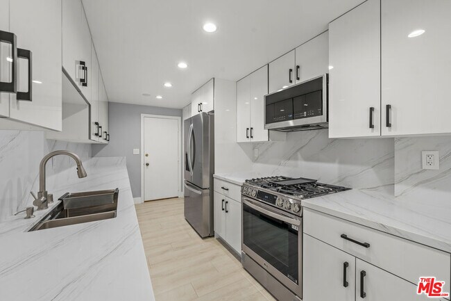 Building Photo - 441 N Oakhurst Dr