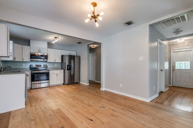 Building Photo - BLUE BONNET HILLS 3-BEDROOM