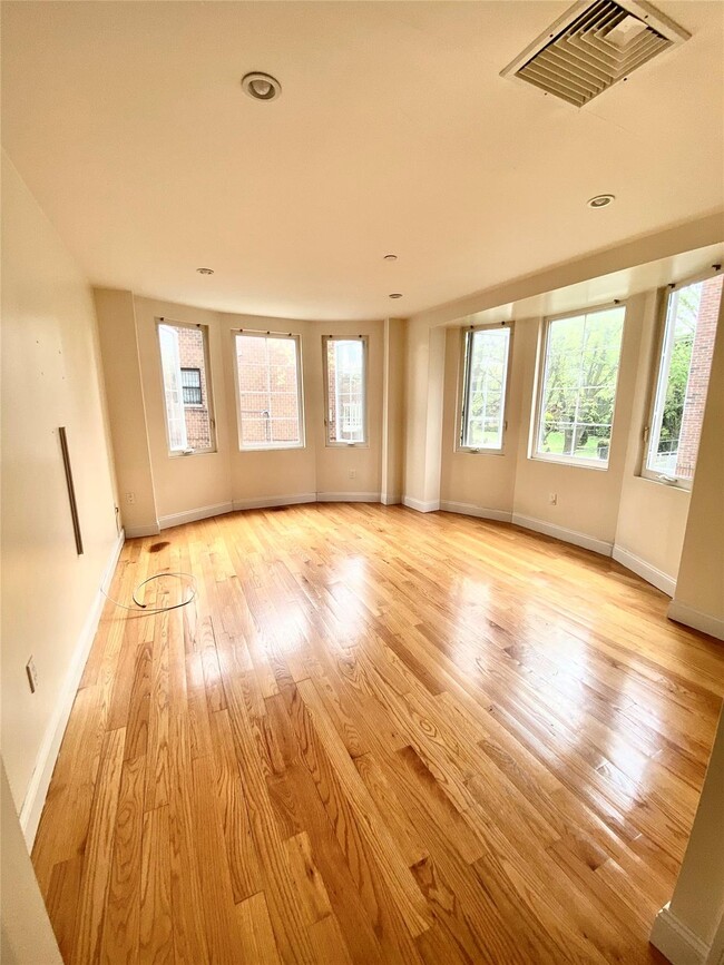 Building Photo - 329 Soundview Ln