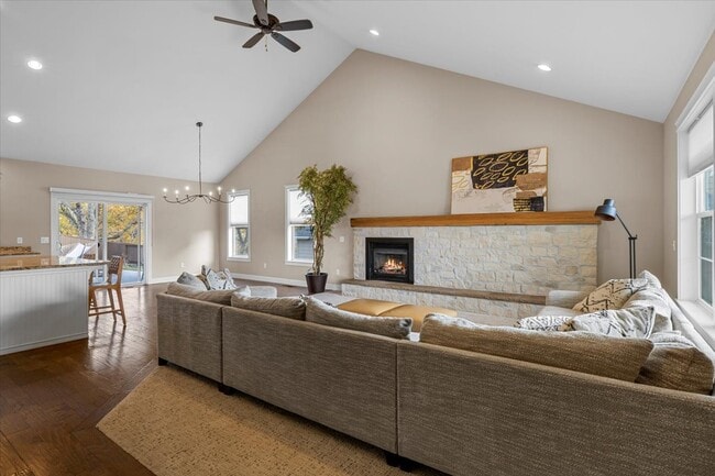 Building Photo - 4375 Vista Pointe Dr