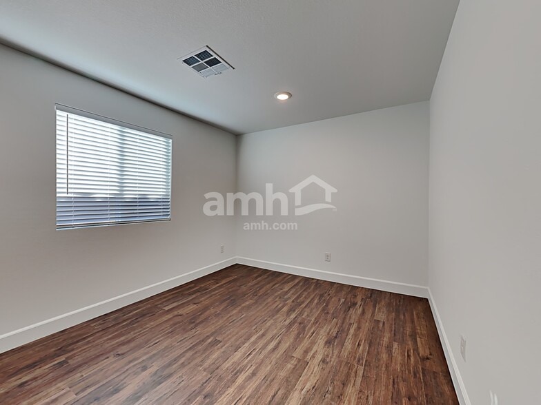 Building Photo - 13827 E 101st Ave