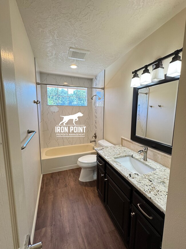 Building Photo - 4 bedroom home in East Boise, close to Bar...