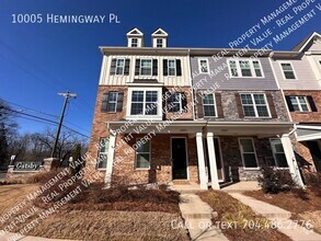 Building Photo - Immaculate townhome with plenty of rooms a...