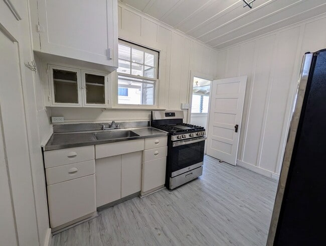 Building Photo - Centrally located 2 Bed, 1.5 Bath house in...
