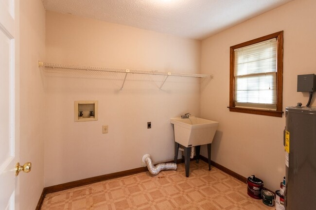 Building Photo - 3301 Sams Way SE