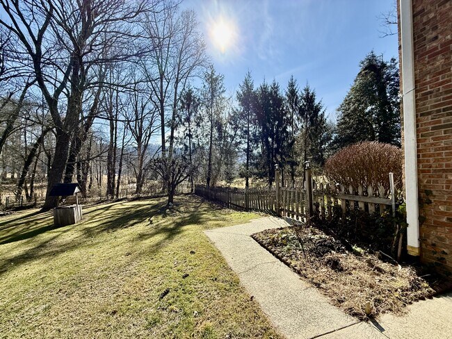 Building Photo - 5 Shadow Valley Dr