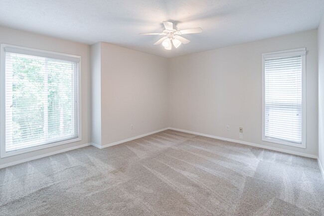 Building Photo - Welcome to this charming 2 bedroom, 2 bath...