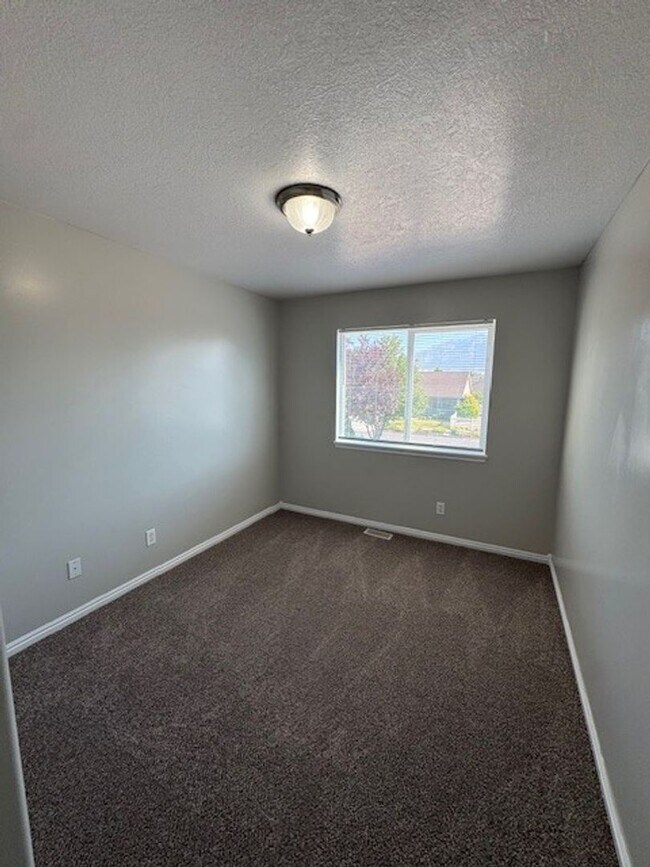 Building Photo - Sunshine & Savings: 2 Weeks Rent Free & $1...