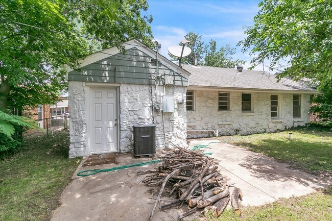 Building Photo - 2116 Andover Ct