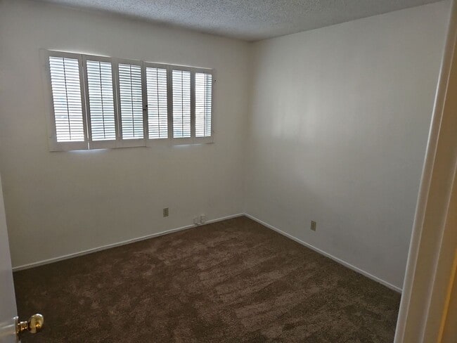 Building Photo - Spacious 4-Bedroom Home with Large Backyard & Covered Patio!