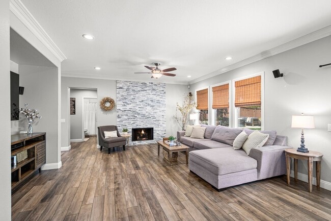 Building Photo - Gorgeous Eastlake Townhome!