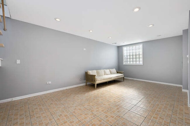 Building Photo - 2833 N Francisco Ave