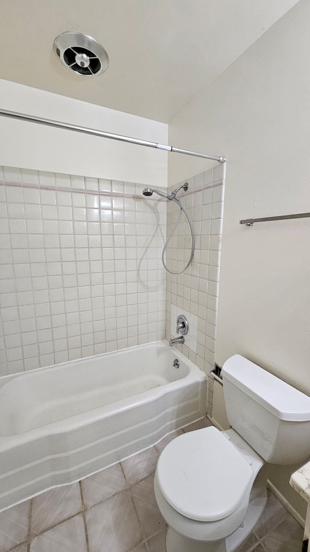 Building Photo - 3 Bed 2 Bath