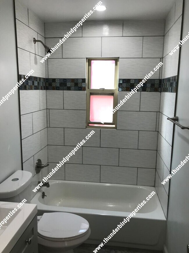 Building Photo - 1225 San Mateo Blvd SE