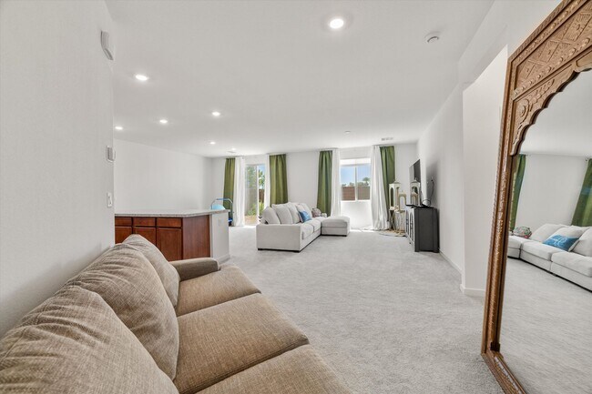 Building Photo - Spacious 3-Bed, 2-Bath Home with 2-Car Gar...