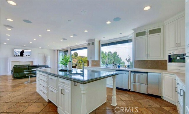 Building Photo - 7218 Mulholland Dr