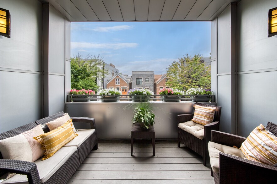 Building Photo - 2339 N Leavitt St