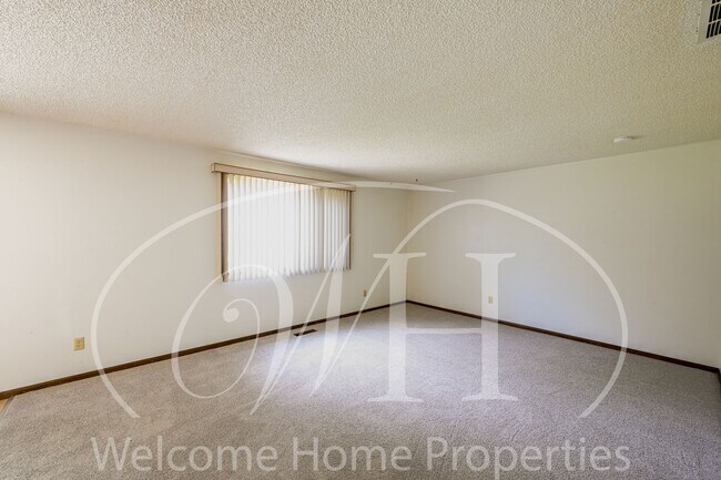 Building Photo - Great 2 Bedroom Condo with Storage and Out...
