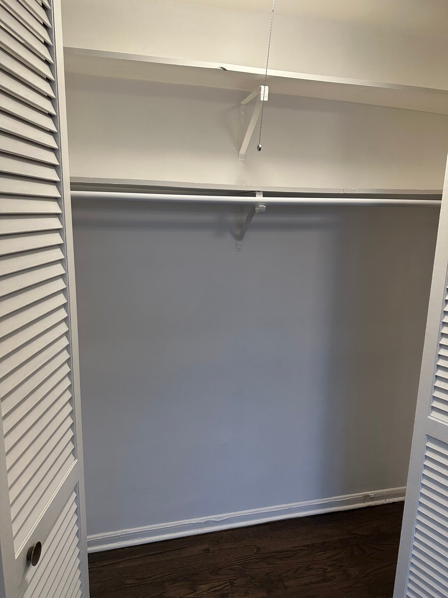 Building Photo - 2401 W Balmoral Ave