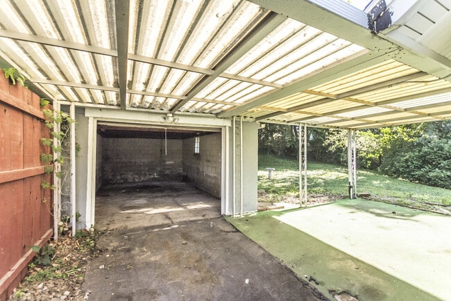 Building Photo - 2 Bedroom 2 Bathroom Home Available