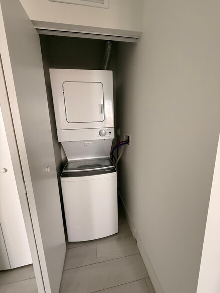 Building Photo - 765 E 20th St