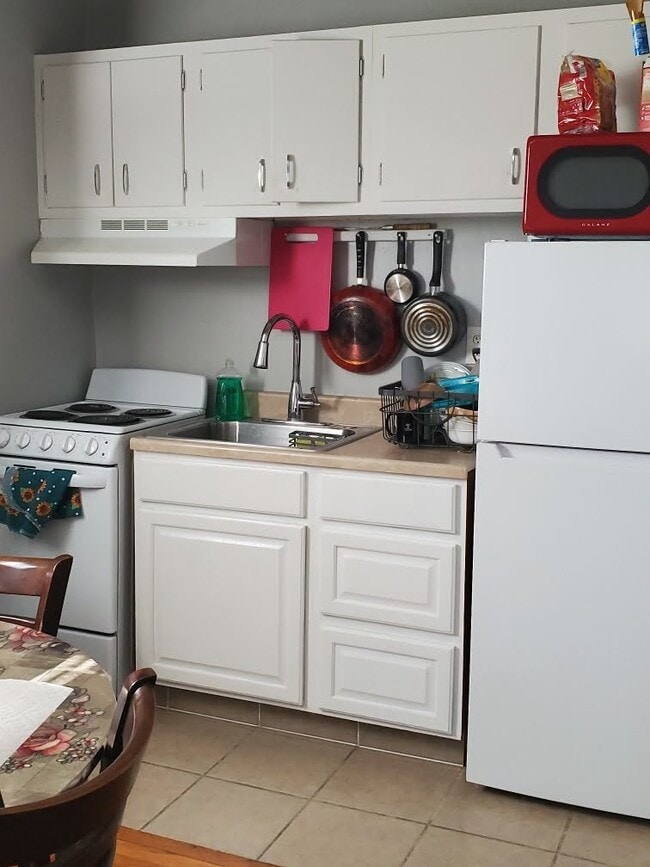 Building Photo - 1-Bedroom Apartment in Cincinnati – Updated & Comfortable