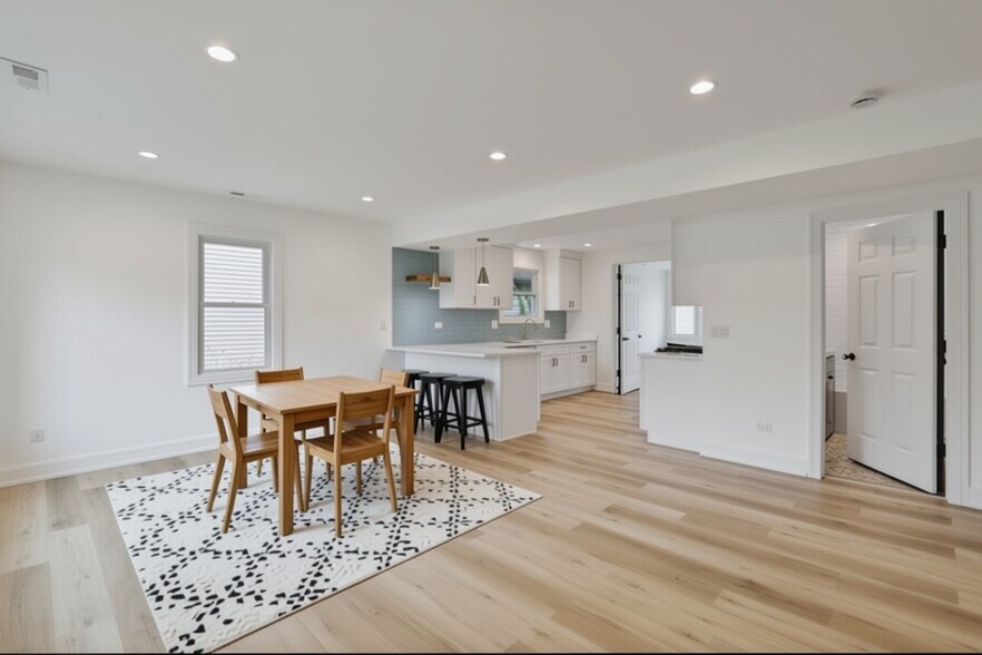 Building Photo - 9705 Oak Park Ave