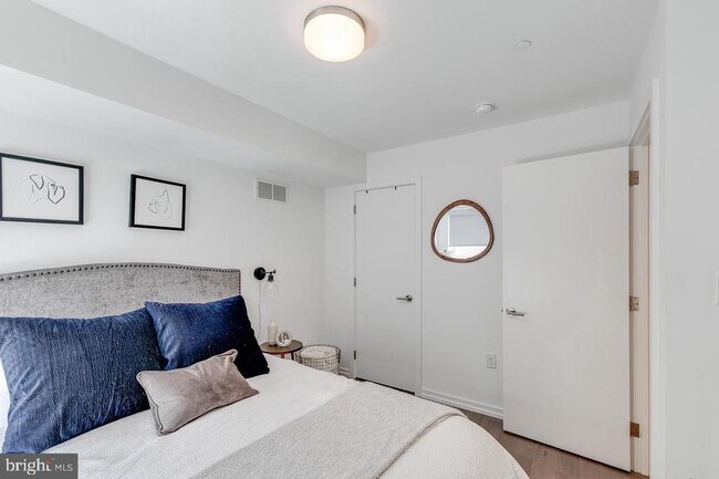 Building Photo - 938 N Leithgow St