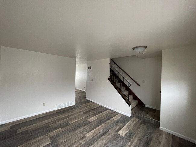 Building Photo - 2 bedroom townhouse- located near outdoor ...