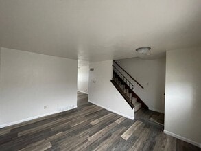 Building Photo - 2 bedroom townhouse- located near outdoor ...