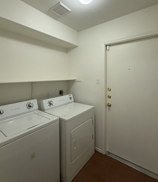 Building Photo - 700 House Creek Dr