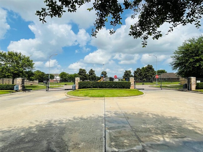 Building Photo - 25915 S Lakefair Dr