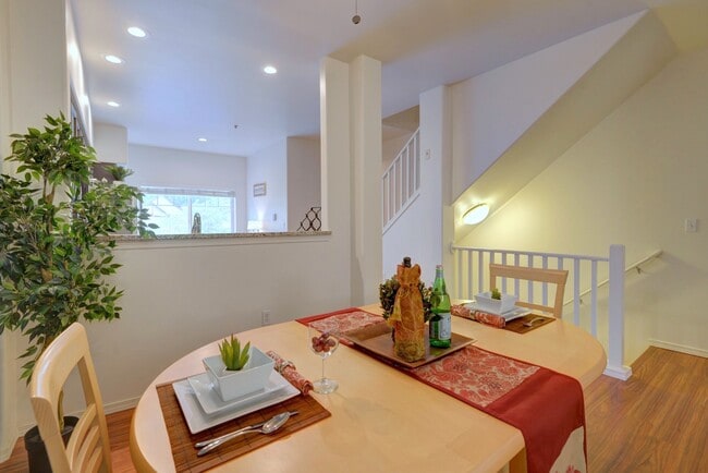 Building Photo - 18501 SE Newport Way