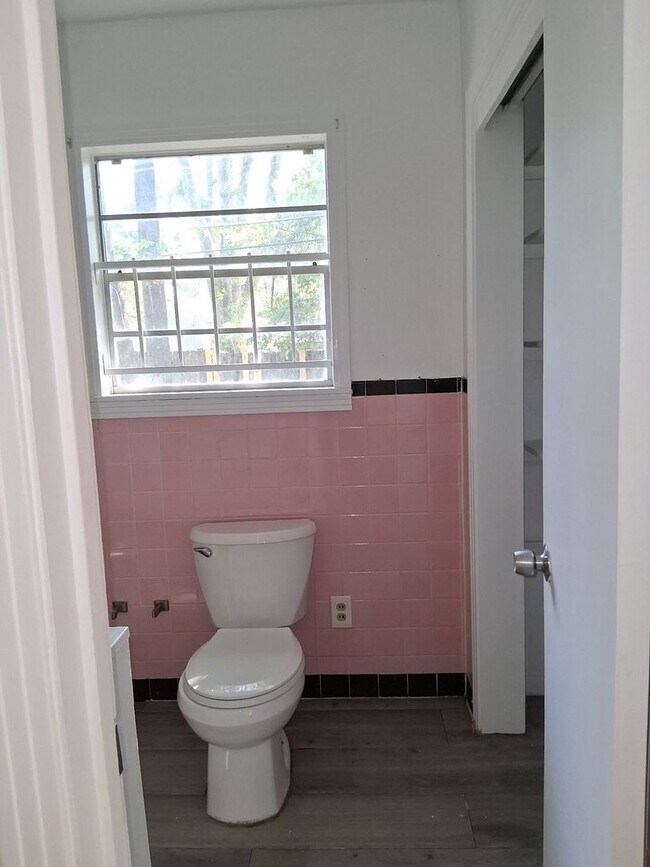 Building Photo - 1826 Wisteria Dr