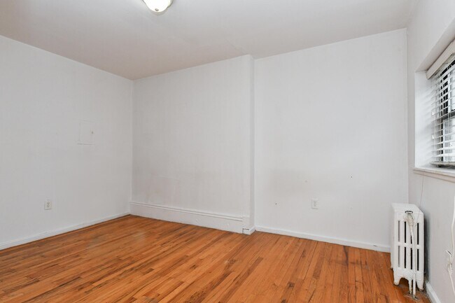 Building Photo - 217 10th St