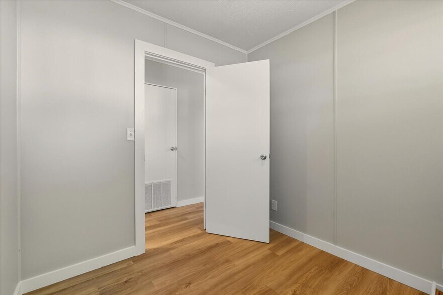 Building Photo - 710 E Chestnut St