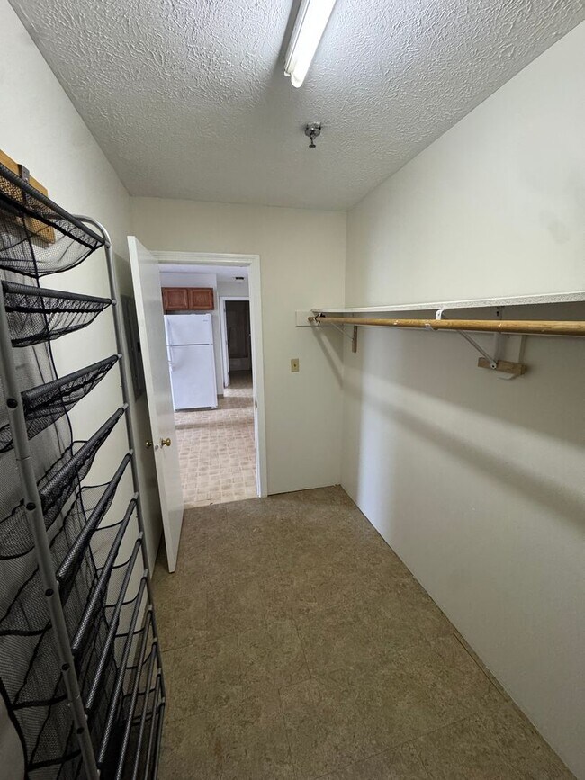 Building Photo - 17 Main St