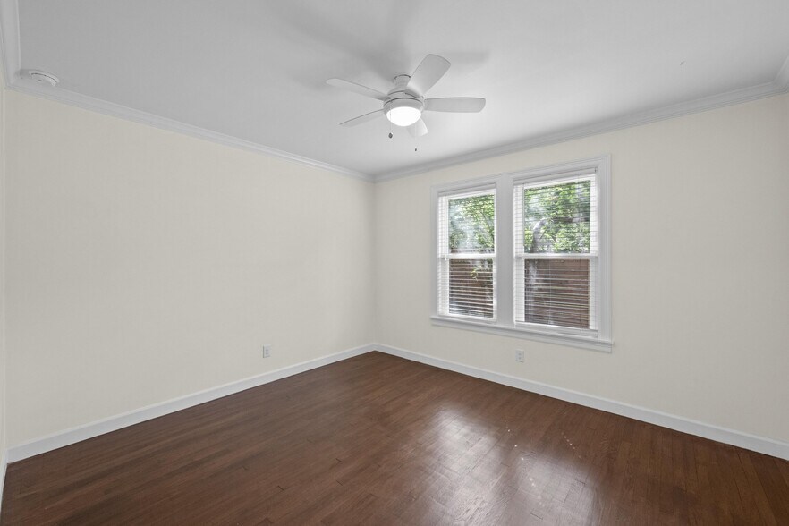 Building Photo - 903 E Live Oak St