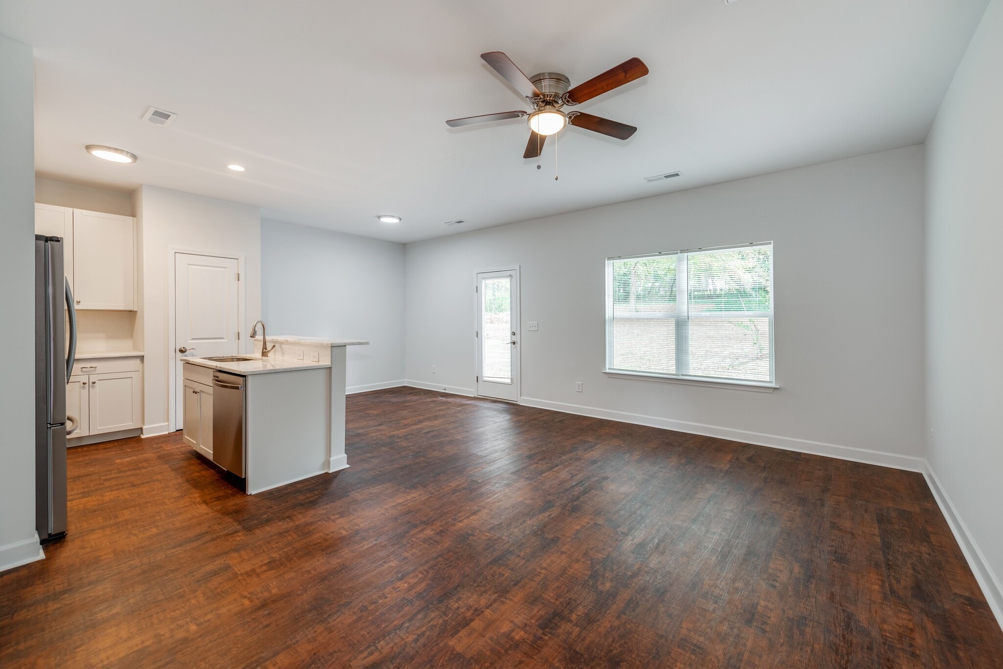 Building Photo - 922 W Davidson Ave