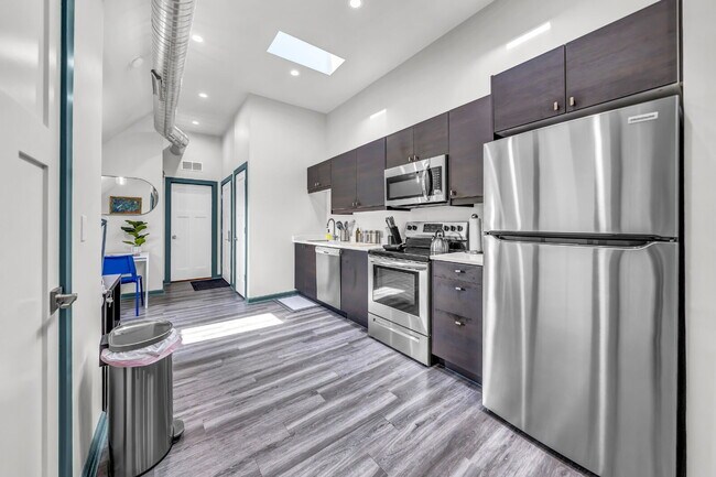 Building Photo - Furnished 2-Bedroom, 2-Bath Apartment near the Medical Campus