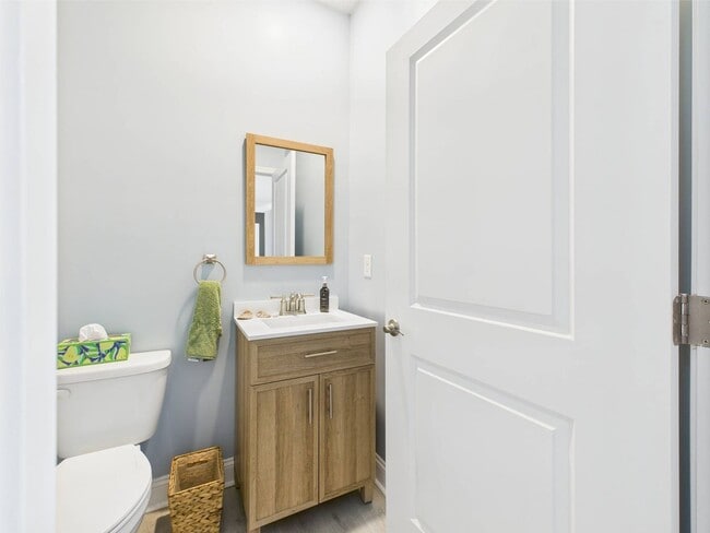 Building Photo - Stunning 5 Bedroom 4.5 Bathroom Located in...