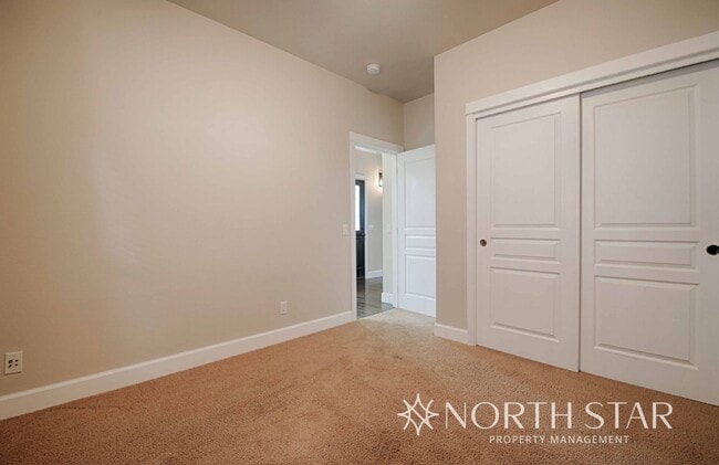 Building Photo - Stunning 3 bed/3 bath in Summit West