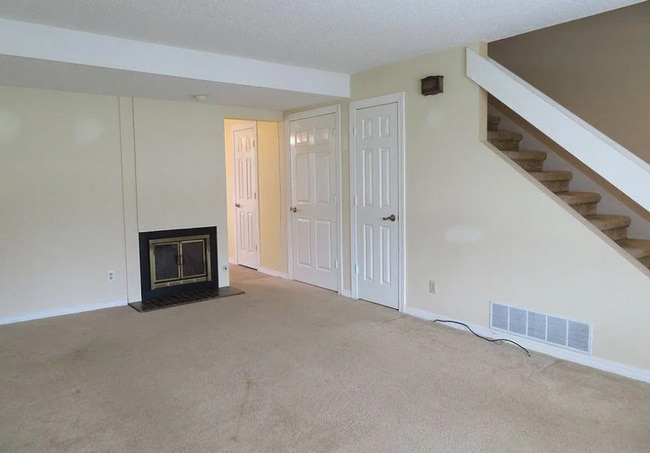 Building Photo - 1605 Lyndhurst Dr