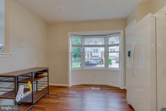 Building Photo - 3700 Roxbury Ln